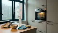 Ofenglas wieder klar: Eine sanfte Routine gegen Fettfilm und Eingebranntes