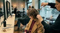 Trocken oder nass? Das eine Detail, das beim Lockenschnitt über Länge, Form und Frizz entscheidet